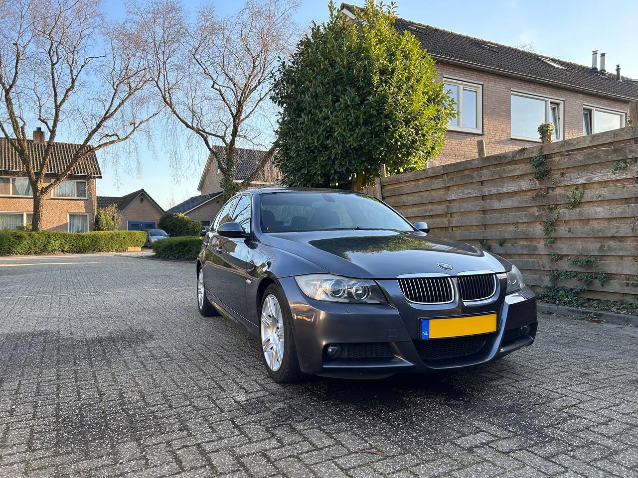 BMW na de detailbeurt laag vanuit voren